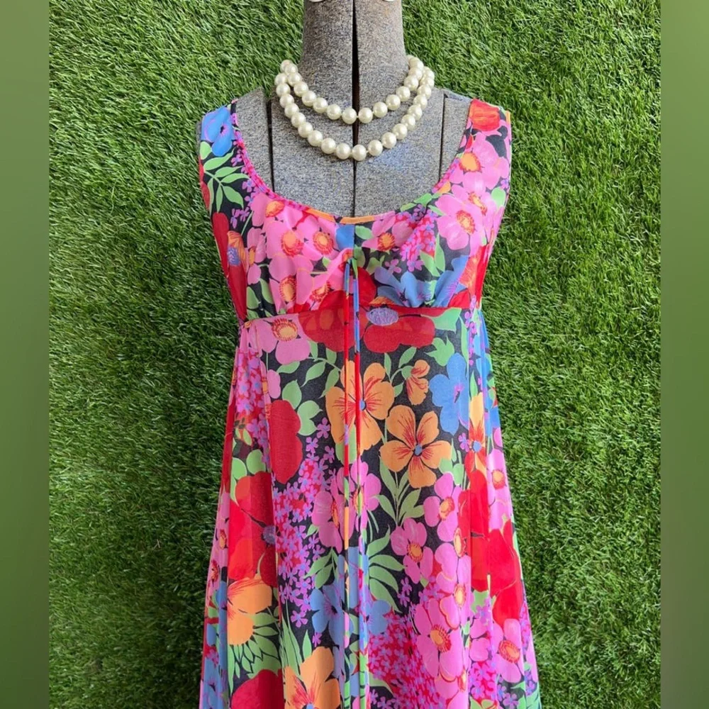 Vintage Olga , SLEEPING PRETTY 70s floral maxi nightgown Size 36